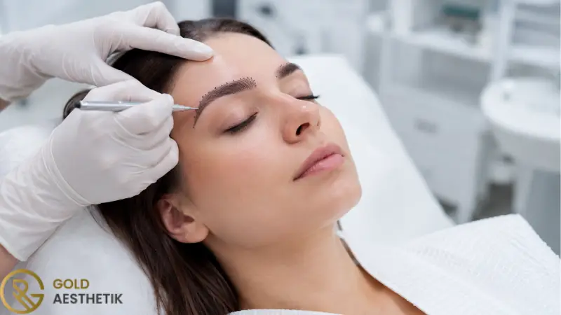 Mögliche Komplikationen einer Augenbrauentransplantation Mögliche Komplikationen einer Augenbrauentransplantation umfassen Rötungen, Schwellungen, Juckreiz und unregelmäßiges Haarwachstum